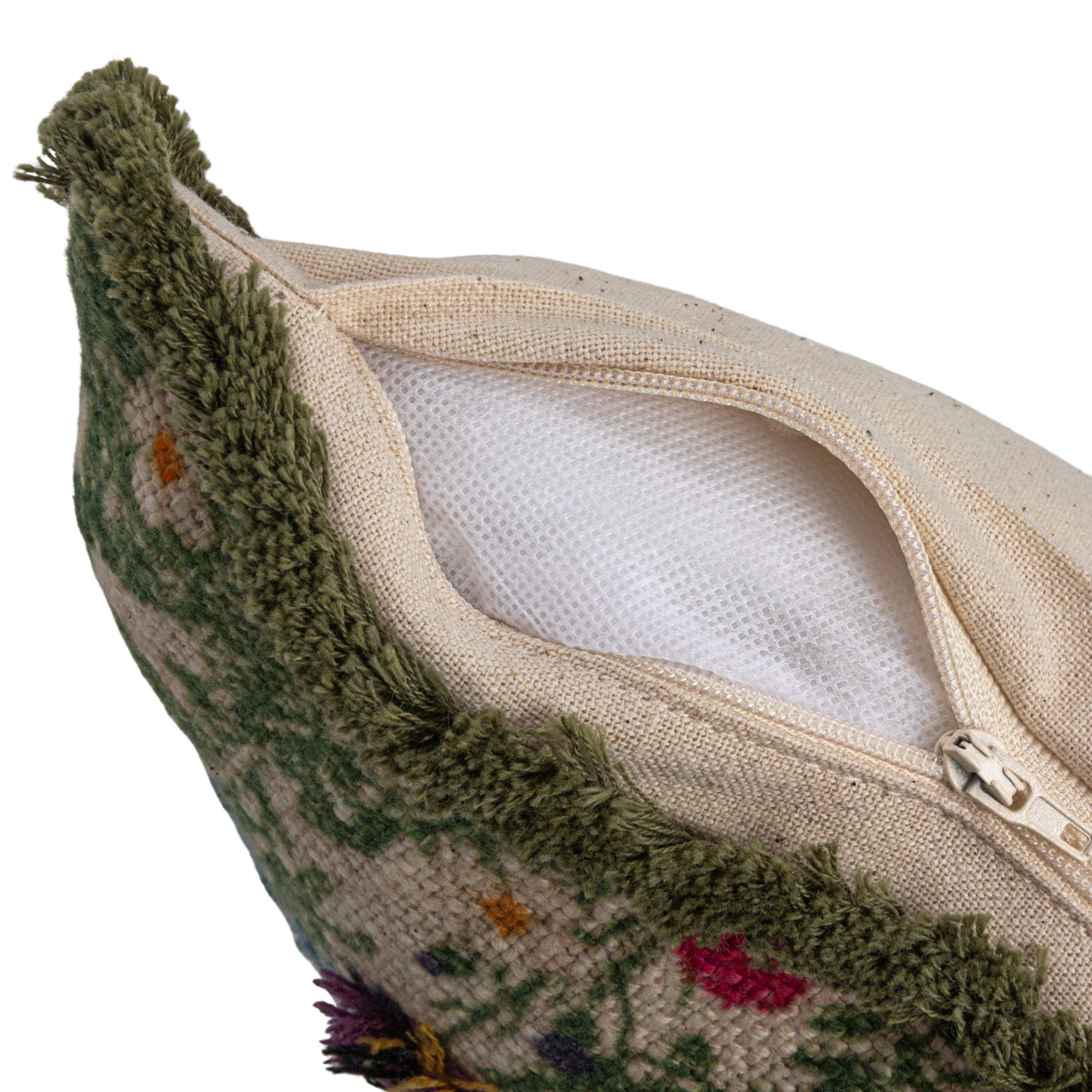 Close up of zipper on the pillow