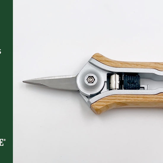 Premium pruning garden snips. Ash wood handle & stainless-steel blade. Smooth snipping action. Quick-release lock for fast, safe storage.